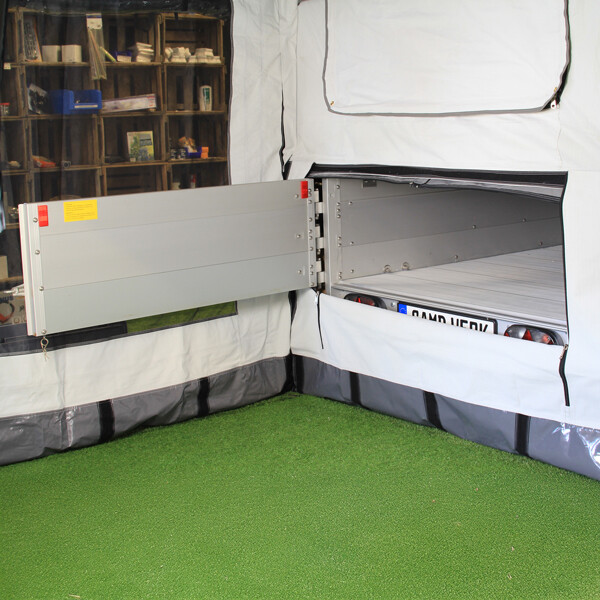 Achterklep die naar de zijkant opent